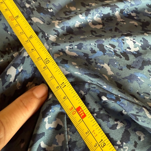 Athleta Blue Wide Leg Cropped Pants Blue Camo Pattern- {6} - Picture 7 of 11